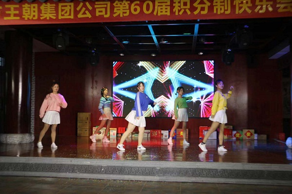 东方王朝集团成功举办第六届积分标兵存款分红大会