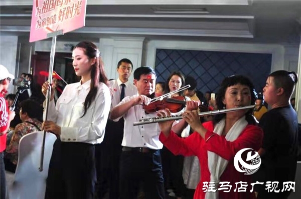 驻马店建苑大酒店一对新人婚宴现场唱响《我和我的祖国》