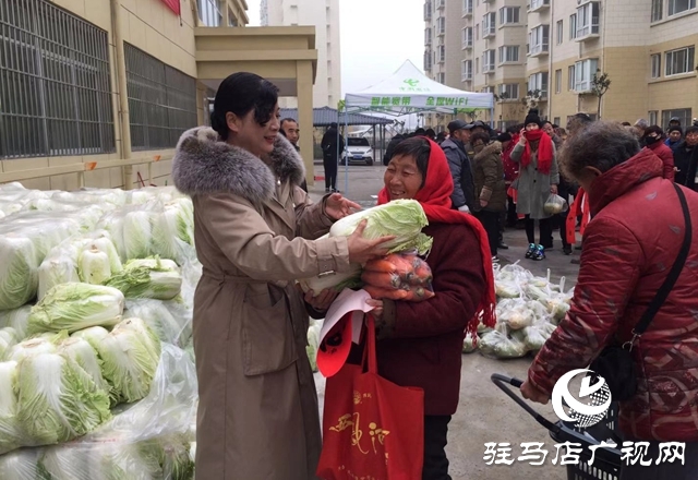 义写春联送祝福 爱心蔬菜暖人心