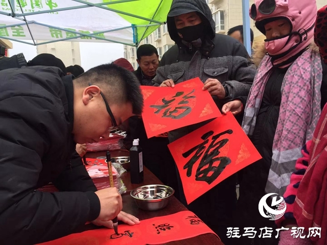 义写春联送祝福 爱心蔬菜暖人心