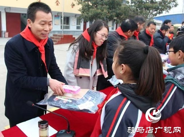 心怀大爱 村支书重奖优秀师生