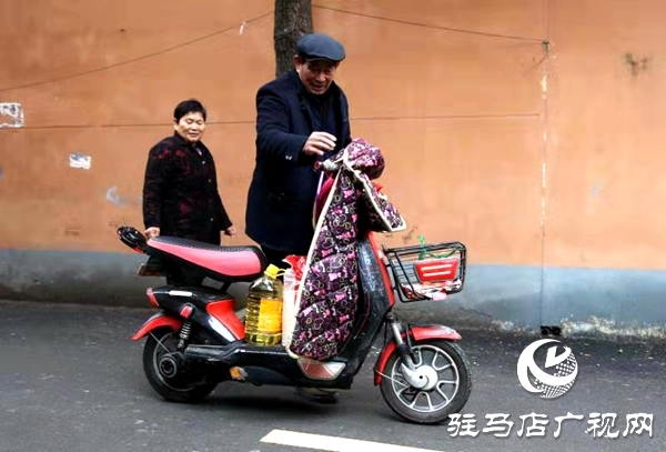 七旬老人夫妇寒冬为困难居民送温暖