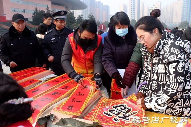 文化进万家 春联送祝福