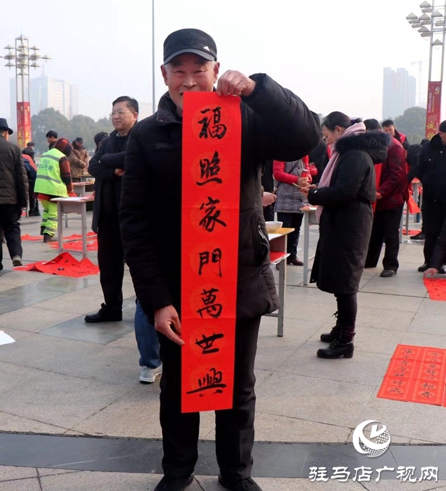 文化进万家 春联送祝福