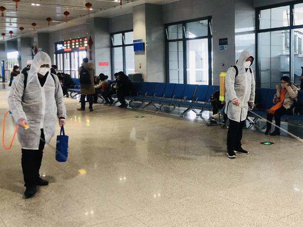 驻马店车务段对候车大厅和进出站口进行消毒 守护旅客平安