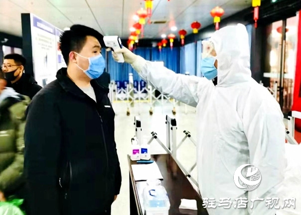 驻马店车站防控卡点党旗飞扬