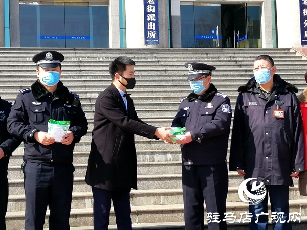 爱心企业慰问防疫一线的社区工作者和民警