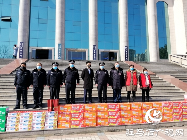 爱心企业慰问防疫一线的社区工作者和民警