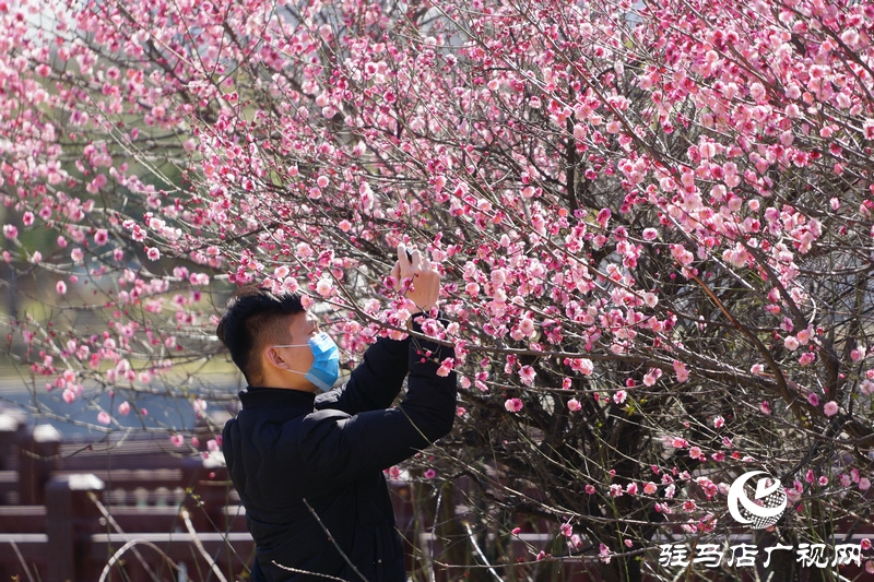 摘掉口罩，露出笑脸