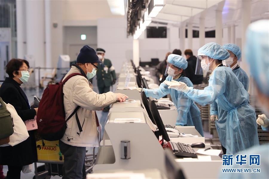接载滞留“钻石公主”号邮轮香港居民的首架包机抵达香港