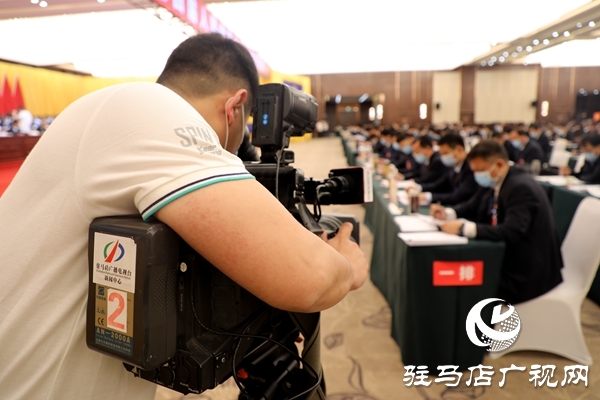 驻马店广播电视台记者：“两会”上流动的风景线