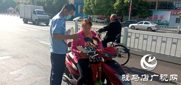 遂平：公安干警街头介绍减灾防灾知识