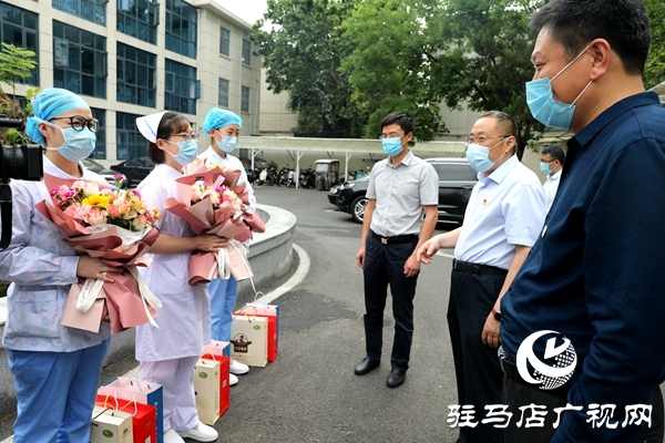 黄淮学院校友会联合黄淮学院医学院看望慰问五位抗疫一线校友