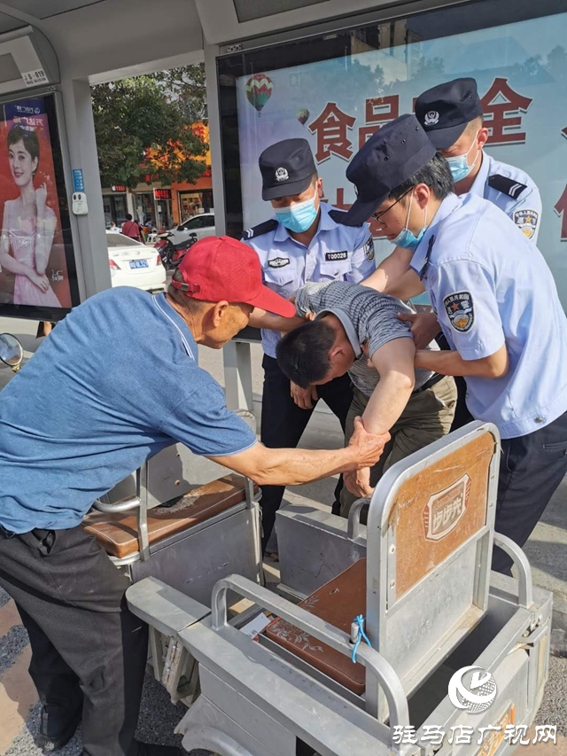 男子醉酒躺路边   巡警帮助找家人