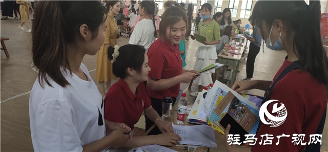 驻马店财经学校举办学前教育专业现场招聘会 150余名应届毕业生遭“哄抢”