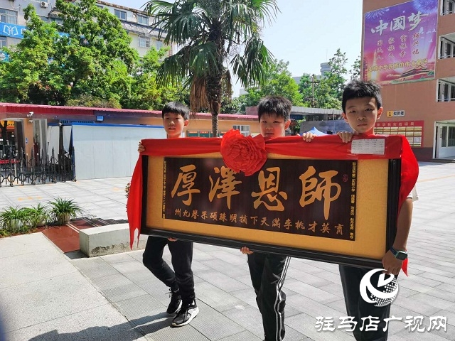 家长学生定制鲜花匾额谢师恩