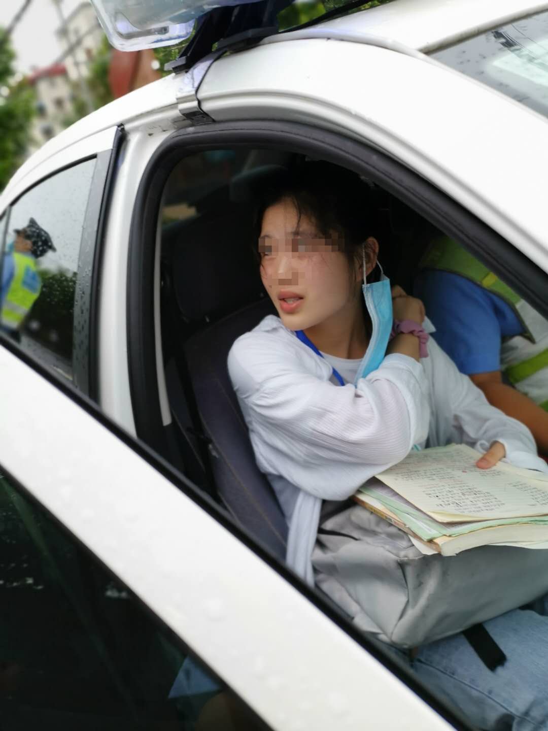 感人一幕：粗心家长送错考点 执勤交警火速送考