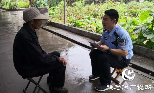 遂平县公安局风景区派出所民警为敬老院送关怀