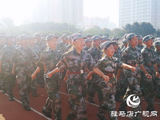 驻马店市实验中学军训会操表演暨表彰大会举行