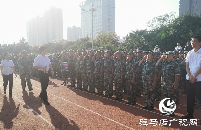 驻马店市实验中学军训会操表演暨表彰大会举行