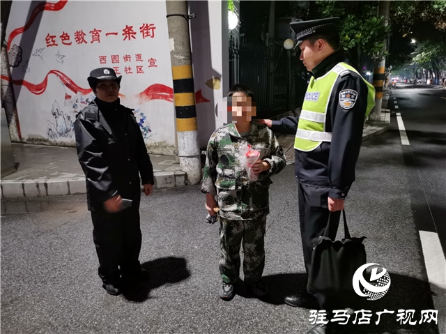 执勤民警雨夜救助初中男孩