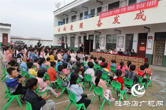徐福记“福满校园”连续7年走进河南为2所山区学校送来课间营养补充餐，同时带来了环保课和营养课