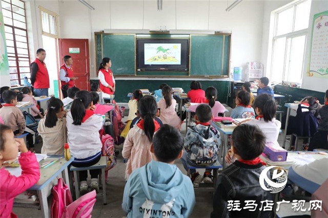 徐福记“福满校园”连续7年走进河南为2所山区学校送来课间营养补充餐，同时带来了环保课和营养课