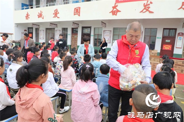 徐福记“福满校园”连续7年走进河南为2所山区学校送来课间营养补充餐，同时带来了环保课和营养课