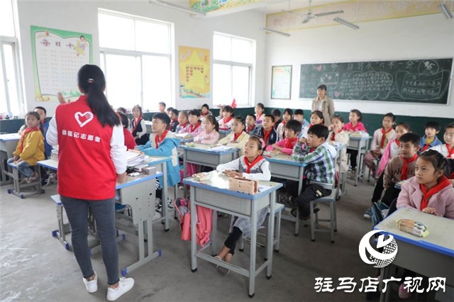 徐福记“福满校园”连续7年走进河南为2所山区学校送来课间营养补充餐，同时带来了环保课和营养课