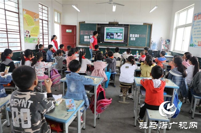 徐福记“福满校园”连续7年走进河南为2所山区学校送来课间营养补充餐，同时带来了环保课和营养课