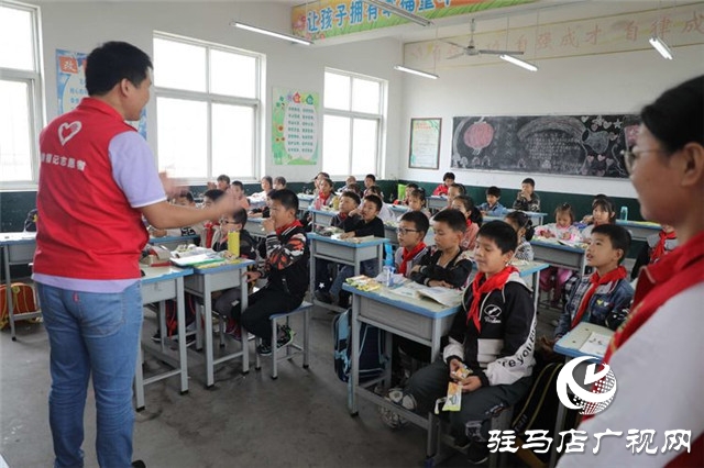 徐福记“福满校园”连续7年走进河南为2所山区学校送来课间营养补充餐，同时带来了环保课和营养课
