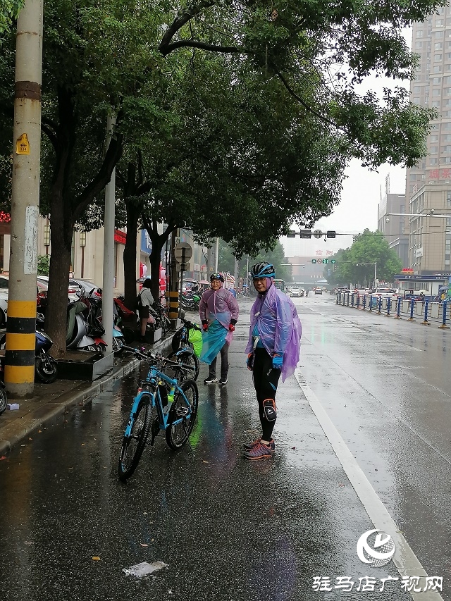 ”双节下雨 有人这样玩——雨中骑游