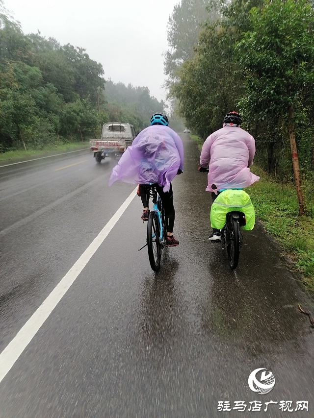 ”双节下雨 有人这样玩——雨中骑游