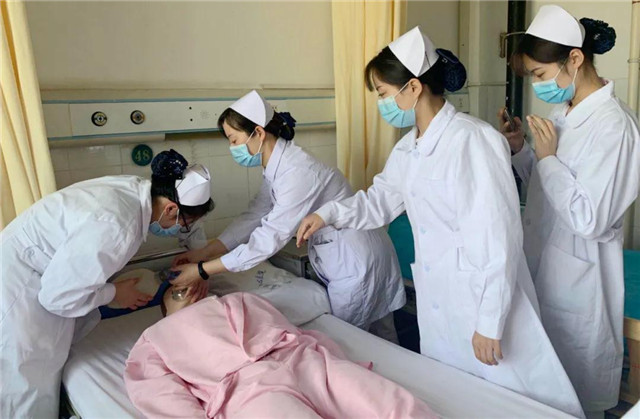 “床边学习” 让医教结合更加紧密——市中心医院护理教学查房助力黄淮学院医学院学生实践技能提升