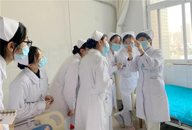 “床边学习” 让医教结合更加紧密——市中心医院护理教学查房助力黄淮学院医学院学生实践技能提升