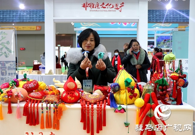 走进文旅产业博览会感受文创产品、非遗手工艺别样魅力