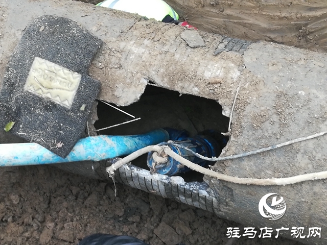驻马店市区开源大道东段一处水管爆裂 目前已恢复正常