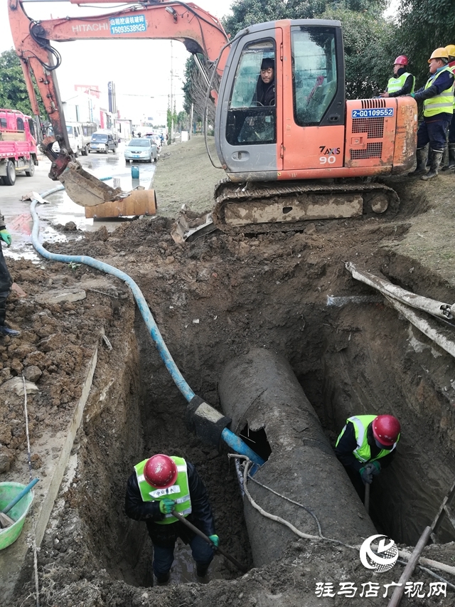 驻马店市区开源大道东段一处水管爆裂 目前已恢复正常