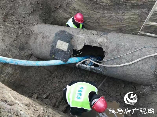 驻马店市区开源大道东段一处水管爆裂 目前已恢复正常