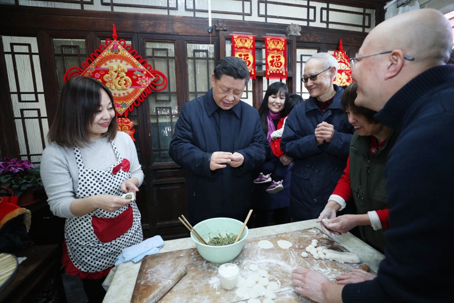 习近平与人民在一起的春节暖心瞬间