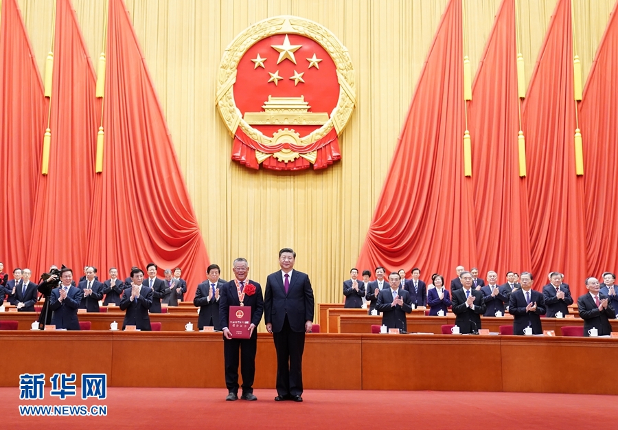 全国脱贫攻坚总结表彰大会在京隆重举行 习近平向全国脱贫攻坚楷模荣誉称号获得者等颁奖并发表重要讲话