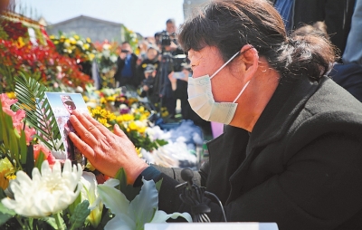  山河无恙 英雄不朽 鲜花献忠魂 英雄记心间