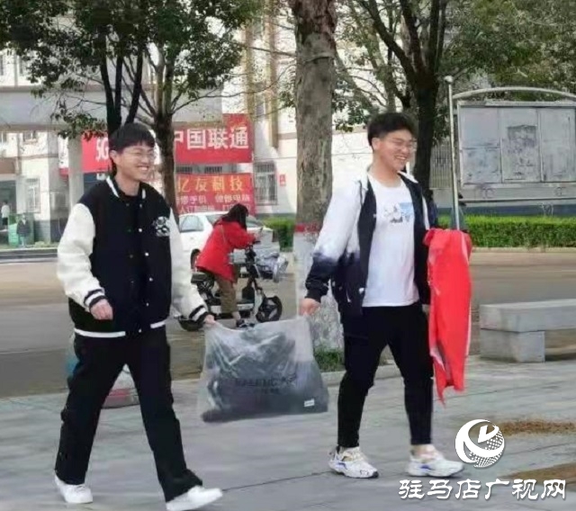 黄淮学院经济与管理学院携手天中义工联合举办义捐活动