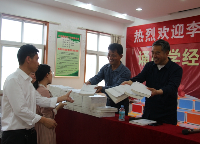 驻马店市新闻工作者李怀民向山区小学捐赠图书