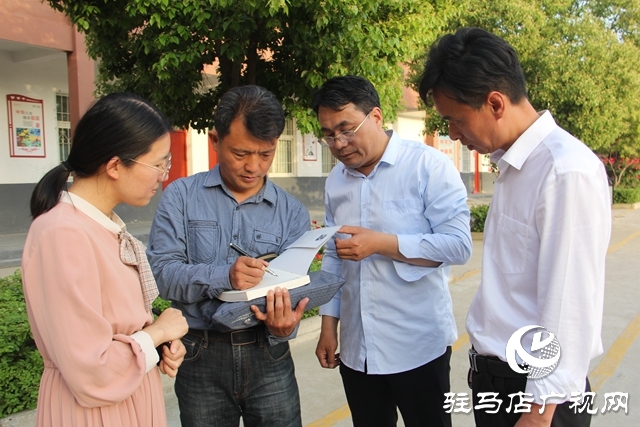 驻马店市新闻工作者李怀民向山区小学捐赠图书