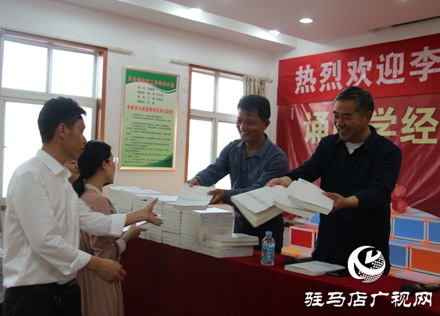 驻马店市新闻工作者李怀民向山区小学捐赠图书