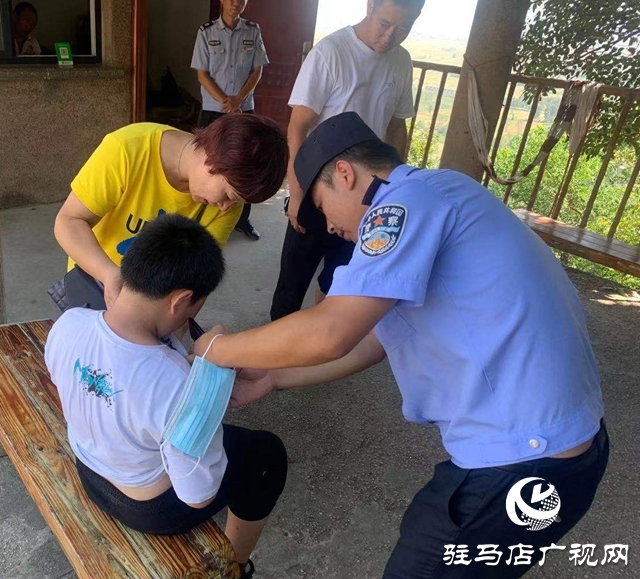 小男孩景区摔伤 民警火速上山救助