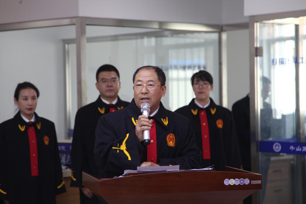 新华全媒+｜一刻也离不开群众——追记扎根基层30年的“马锡五式好法官”滕启刚