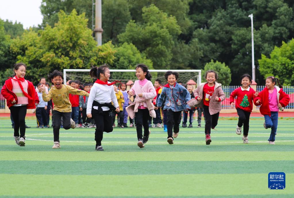 特稿：继续奋斗，走好新时代赶考路——写在党的十九届六中全会召开之际