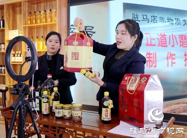 疫情下直播间再就业 “餐饮店花”秒变“香油西施”